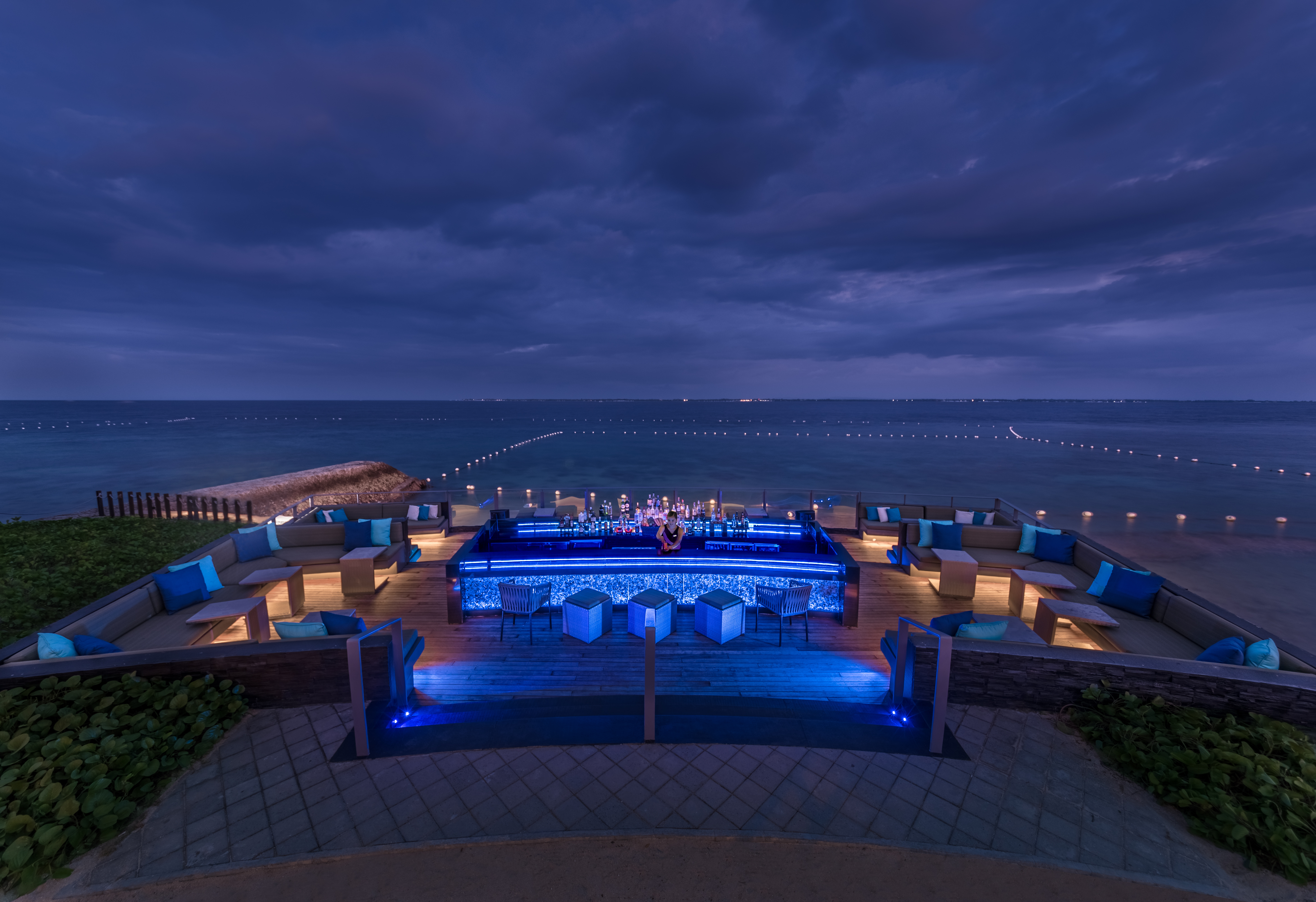 This beachfront hotel offers sun, sea and a strategic setting