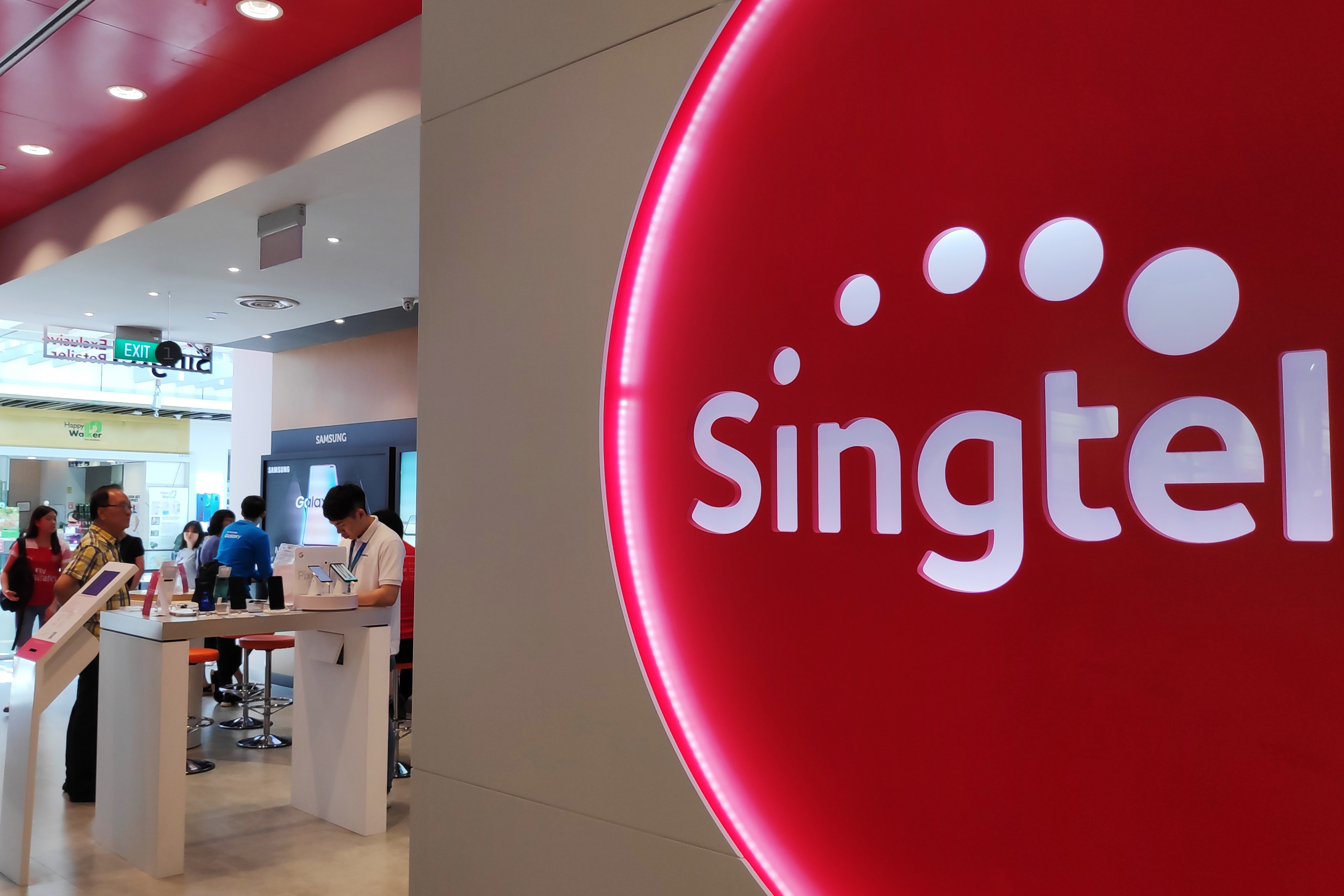 Singtel calls closed media pitch